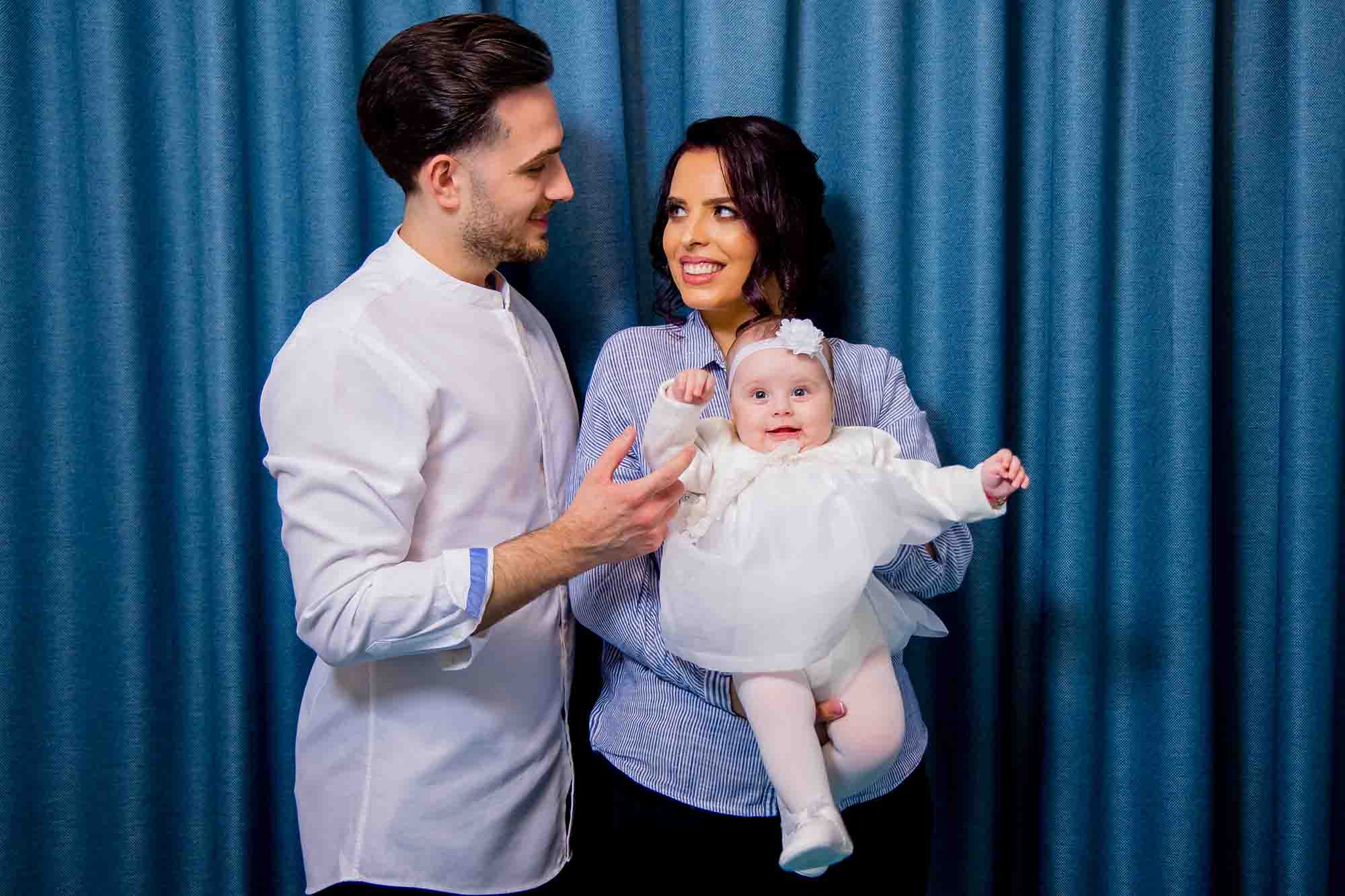 parinti cu copilul in brate, fotograf botez